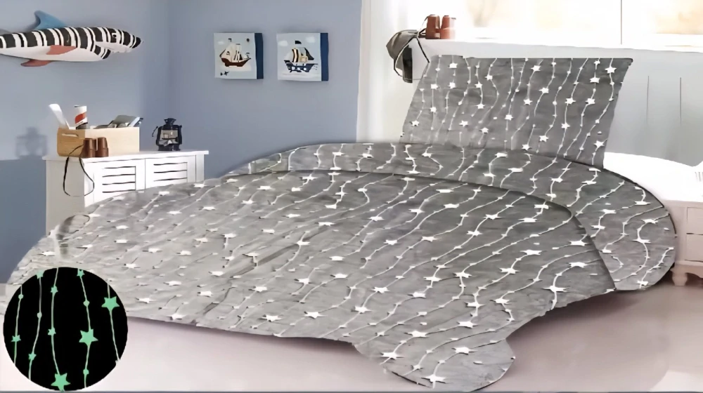  TOTÁLNY MASAKR CIEN - Obliečky mikroplyš SVIETIACE - REŤAZ Z HVIEZD 140x200/70x90cm