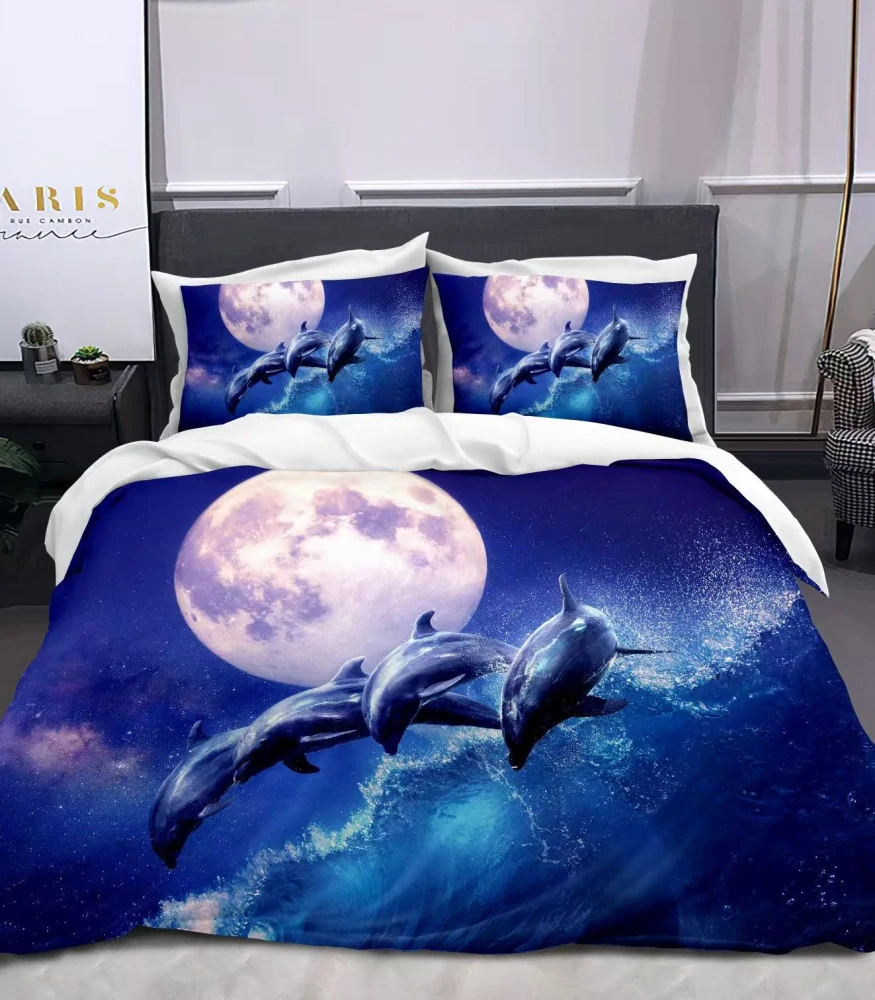 NOVINKA 2026 - Bavlnené 3D obliečky DELFÍNY PRI MESAČNOM ÚPLNKU pre 2 postele 140×200 / 70×90 cm + PROSTIERADLO ZADARMO-